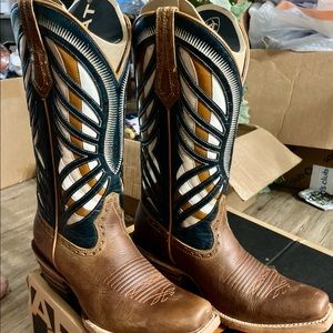 Ladies Ariat boots in size 9 medium very beautiful